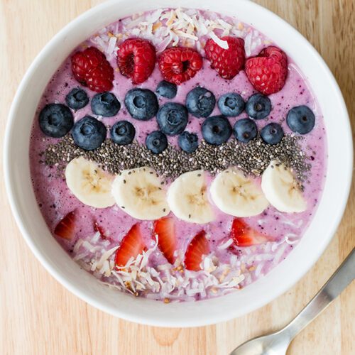 How to Make a Smoothie Bowl With Fresh Fruit and Yogurt