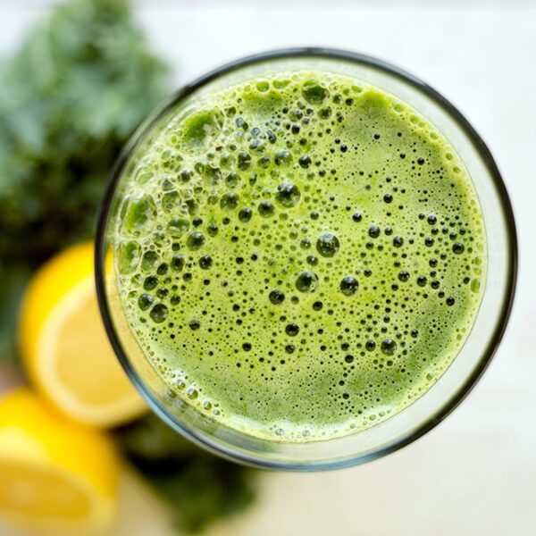 UltraHealthy and Homemade Kale Green Juice with Lemon