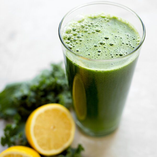 UltraHealthy and Homemade Kale Green Juice with Lemon